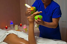 Видео: Тайский СПА массаж травяными мешочками